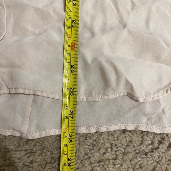 Vince Women’s Silk Pale Pink Blouse Size M Business Casual Short Sleeve V Neck - Picture 4 of 5